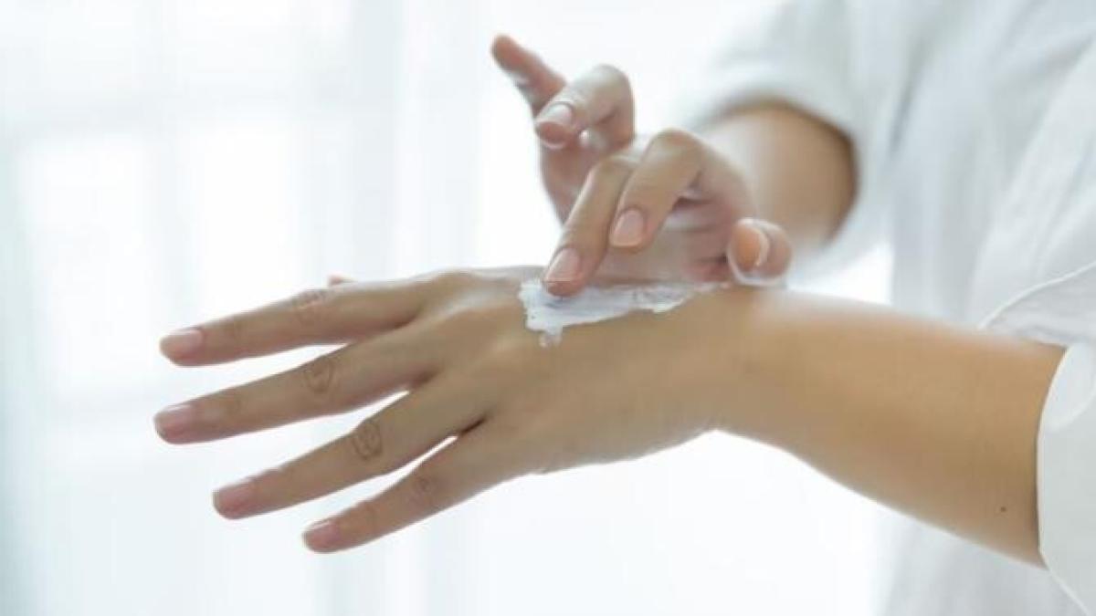 cel-mai-bun-remediu-natural-impotriva-mainilor-uscate-si-crapate--trucul-cu-care-vei-economisi-banii_52749300