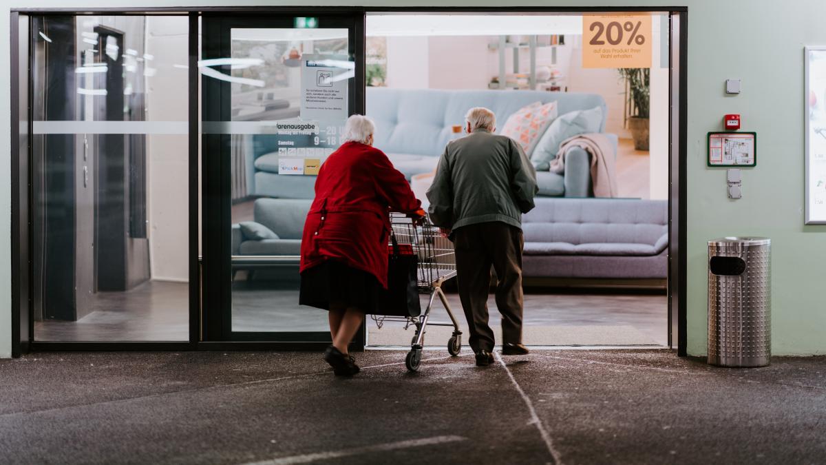 mircea-cosea-doi-pensionari-la-supermarket_29383100