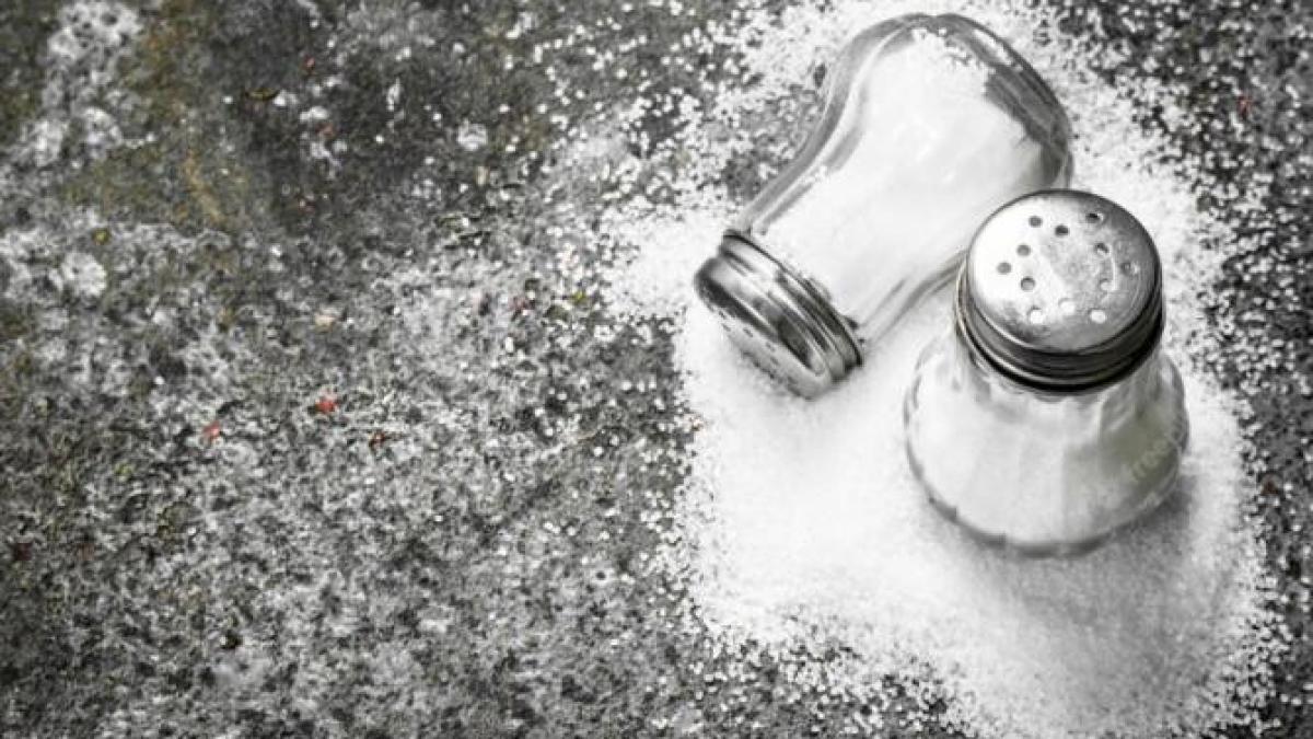 pune-sare-si-cuisoare-in-fata-usii-de-la-intrare--multe-gospodine-deja-fac-asta--afla-de-ce_22669600