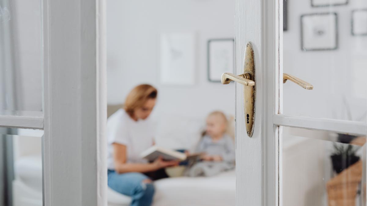 suntem-romani--dar-nu-prosti--o-familie-din-spania--la-un-pas-de-a-fi-data-afara-din-casa-in-care-locuieste-cu-chirie-ne-a-spus-sa-incalzim-apa-in-soba--ca-si-ea-s-a-spalat-asa-cand-era-mica_02391200