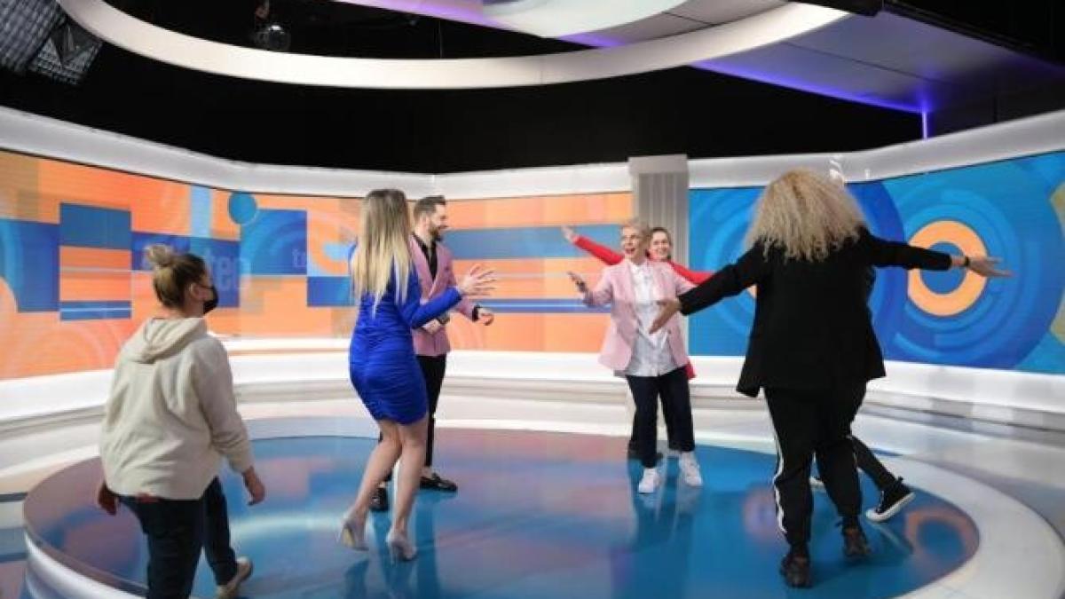 farsa-de-zile-mari-in-platoul-emisiunii--teo-show--teo-trandafir--abandonata-de-toti-colegii_10868600