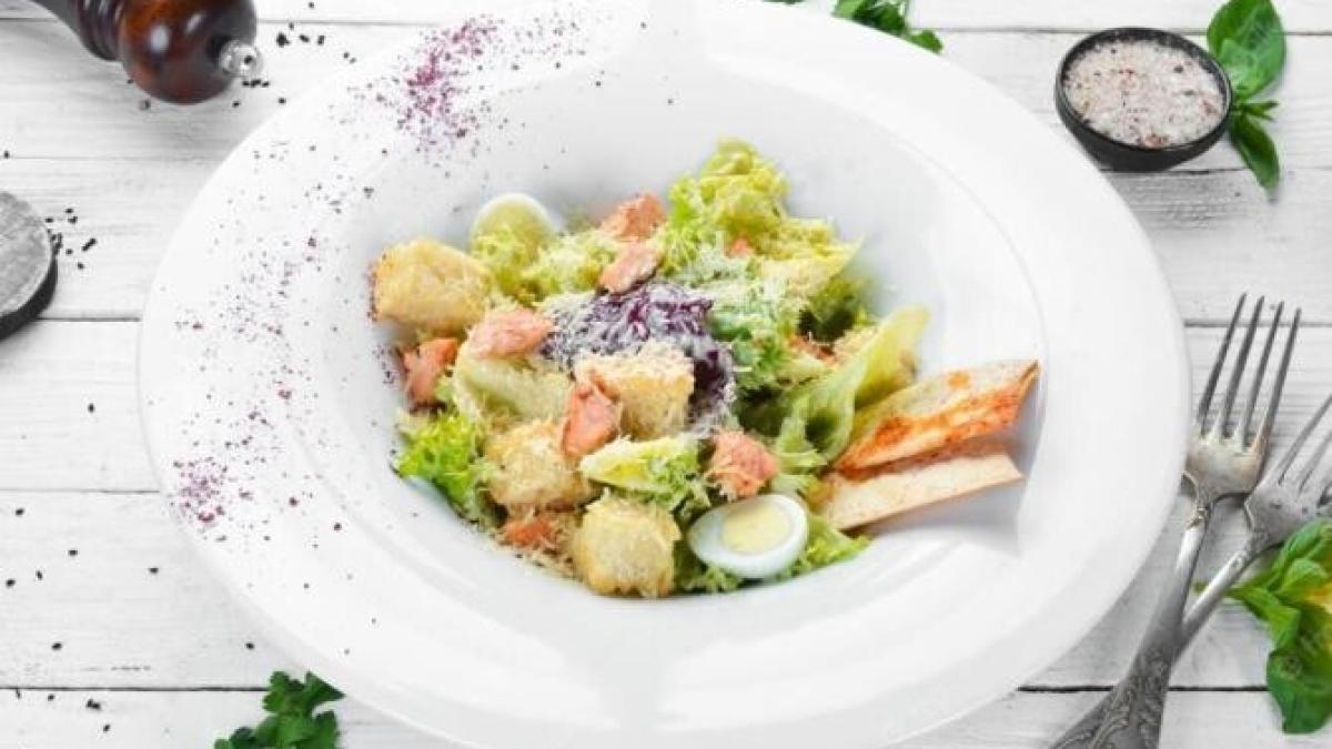 salata-de-cartofi-cu-somon-si-patrunjel--satioasa-si-fabulos-de-buna--toata-familia-iti-va-multimi_86853200