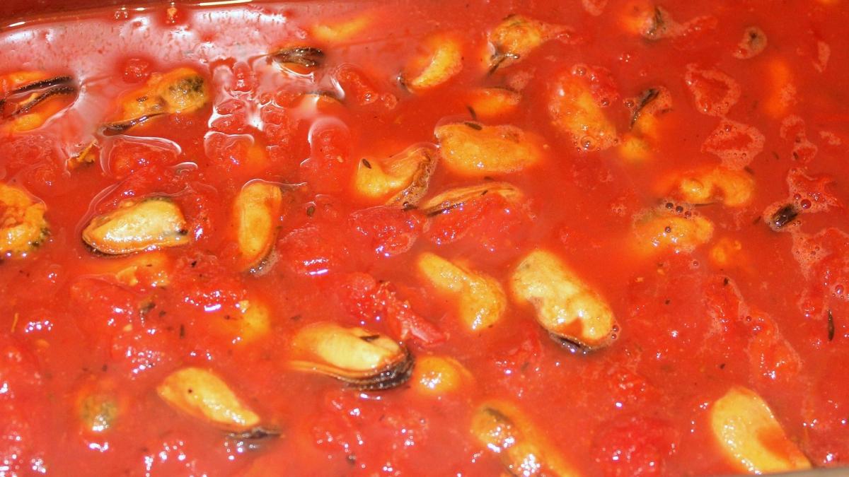 midii-in-sos-de-rosii--reteta-plina-de-savoare-pentru-inceputul-de-weekend_83871500