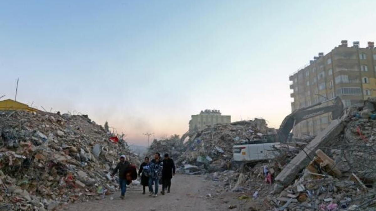 o-femeie-si-un-copil--scosi-vii-de-sub-daramaturi--dupa-peste-150-de-ore-petrecute-ingropati_35876100