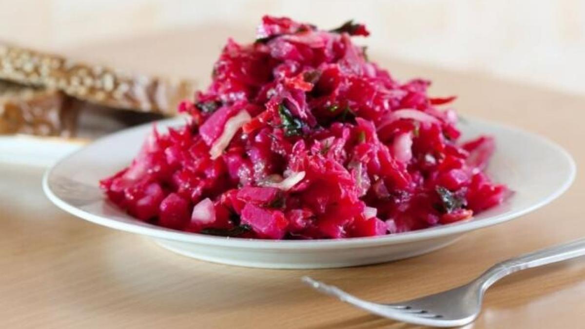 salata-delicioasa-de-sfecla-rosie-si-varza-cu-un-dressing-gustos_14036500