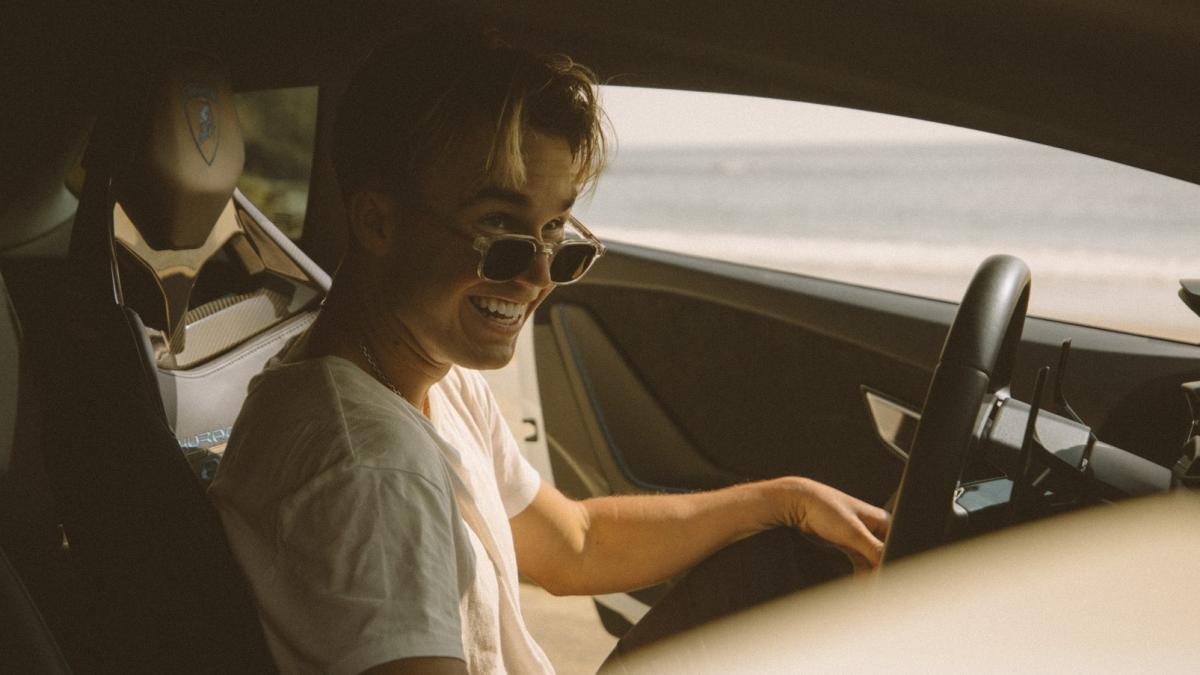 titi-aur-telefonul-mobil-la-volan_91999200