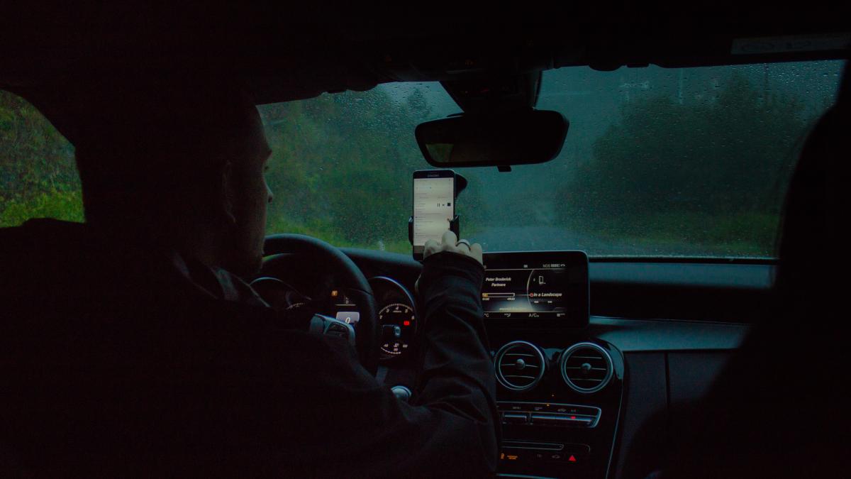 vorbitul-la-telefon-in-timp-ce-conduci-titi-aur_46207700