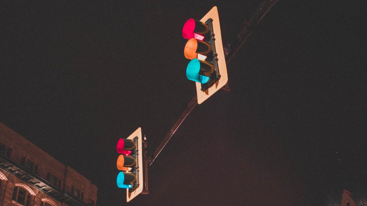 semafoarele-ar-putea-avea-4-culori-in-viitor_00120400