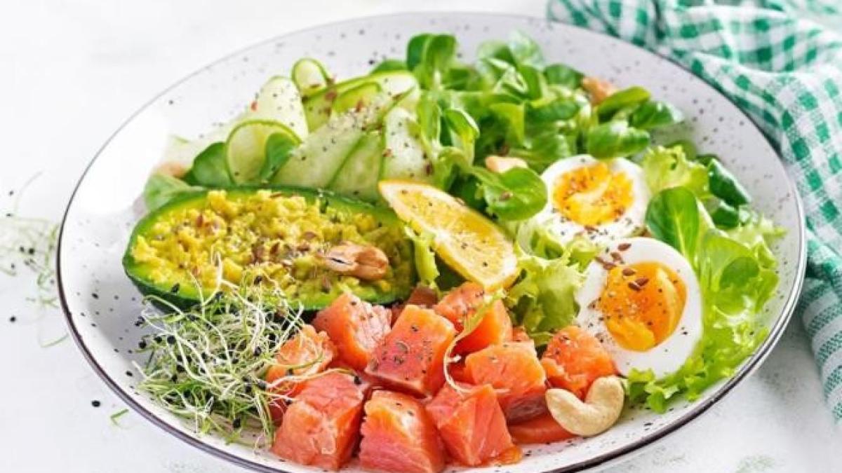 fulgi-de-ovaz-cu-ton--ou-si-avocado--o-reteta-simpla-si-satioasa-pentru-micul-dejun_91146800