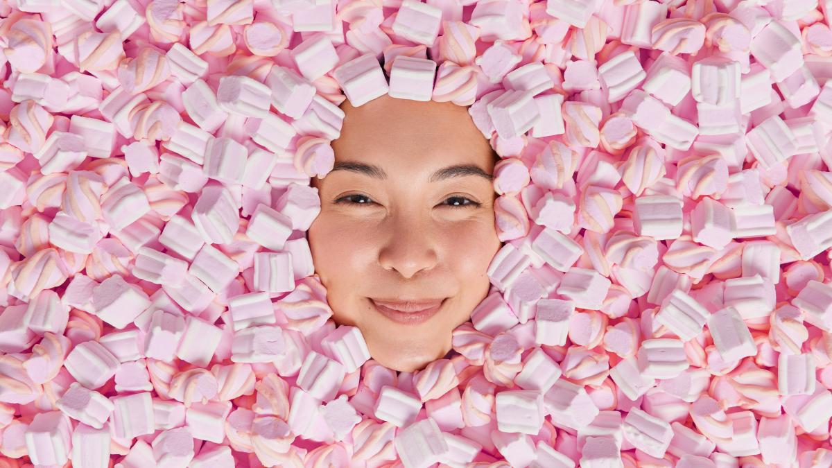 semnele-care-iti-arata-ca-mananci-prea-mult-zahar--ce-iti-apare-pe-fata_77955000