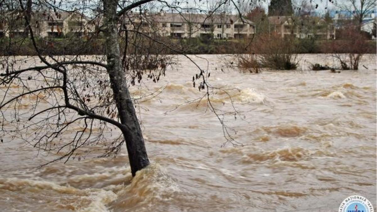 inhga--avertizare-cod-rosu-de-inundatii--cotele-de-pericol-ar-putea-fi-depasite_88855700