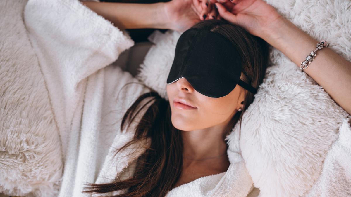 dormitul-cu-masca-pe-ochi-benefic_06760500