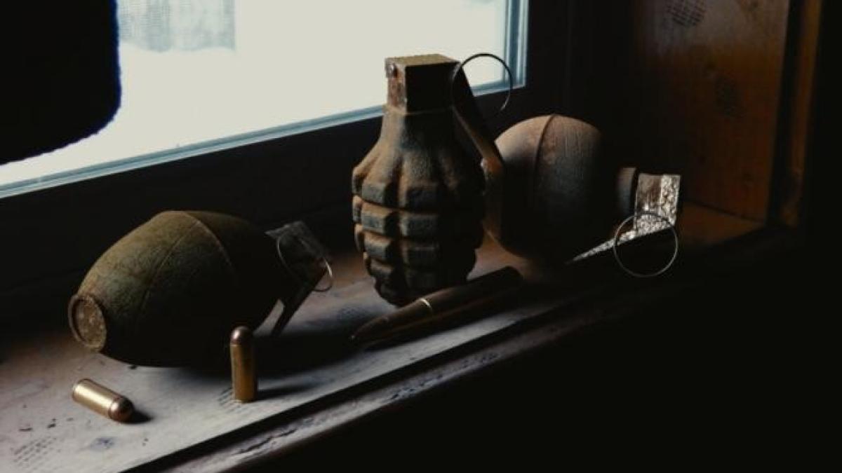 locatarii-unui-bloc-din-pitesti--evacuati-din-cauza-unei-grenade-reale-gasite-intr-un-balcon_35663500