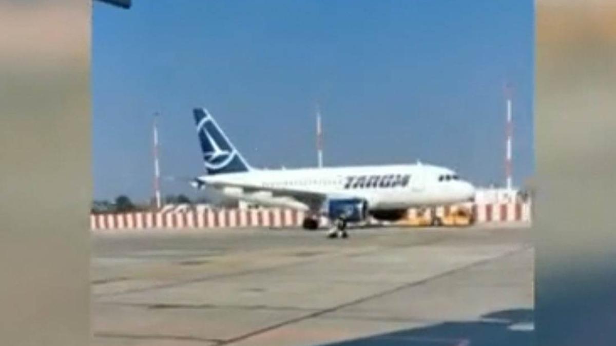 avion-tarom-femeie-copil_30060800