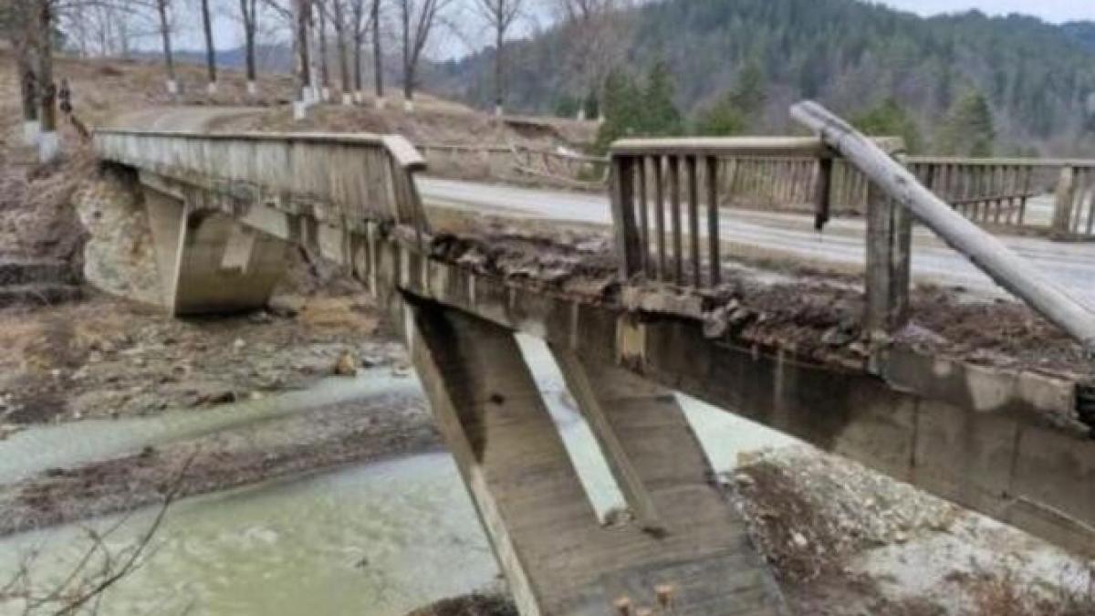 podul-din-vrancea-care-sta-sa-cada--pericol-urias-pentru-soferi--autoritatile-l-au-sprijinit-cu-prajini-de-lemn_32836900