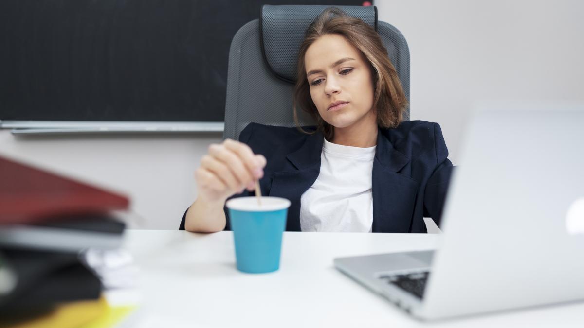 lunea-lenesa-la-birou_77261700