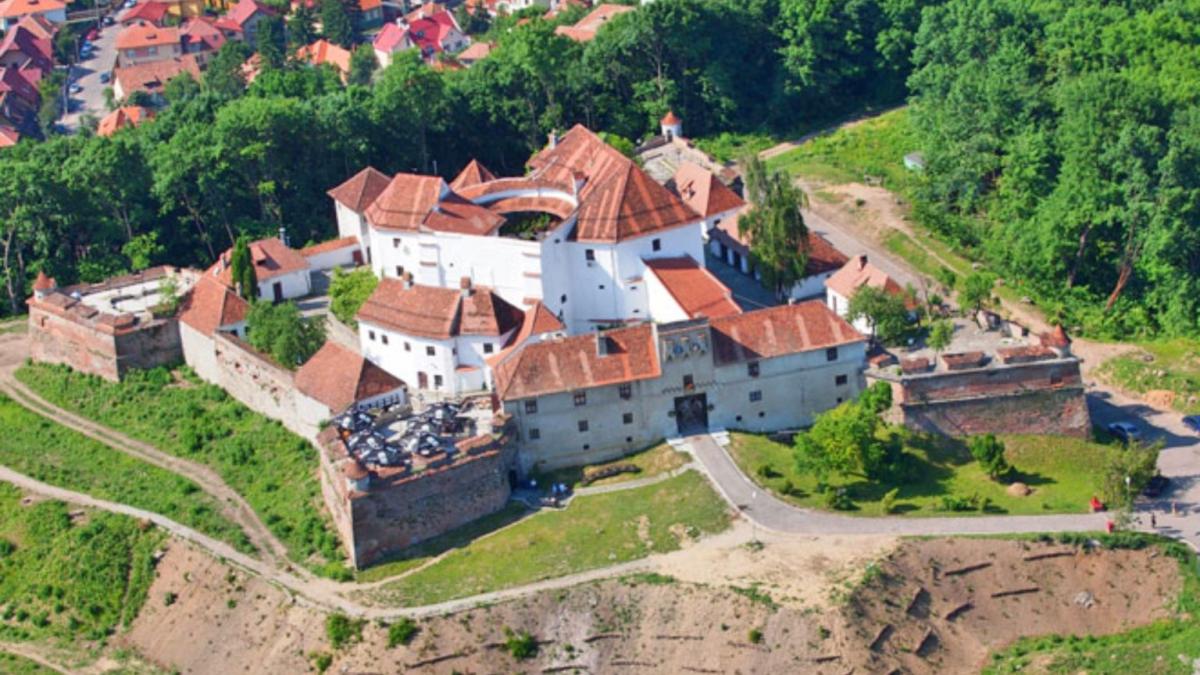 cetatiua-brasovului-1536x922_79117700
