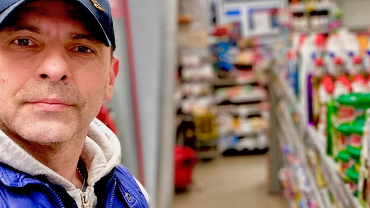 dan-negru-casieri-supermarket_02432800