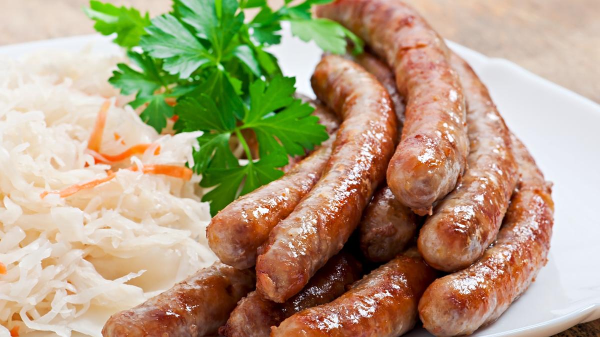 carnaciori-de-mangalita-cu-ceapa--ardei-verde-si-sos-picant--reteta-senzationala_89355100