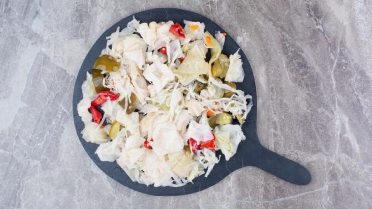 salata-originala-cu-pere-si-pui-afumat--nu-te-vei-plictisi-niciodata-de-ea_81350000