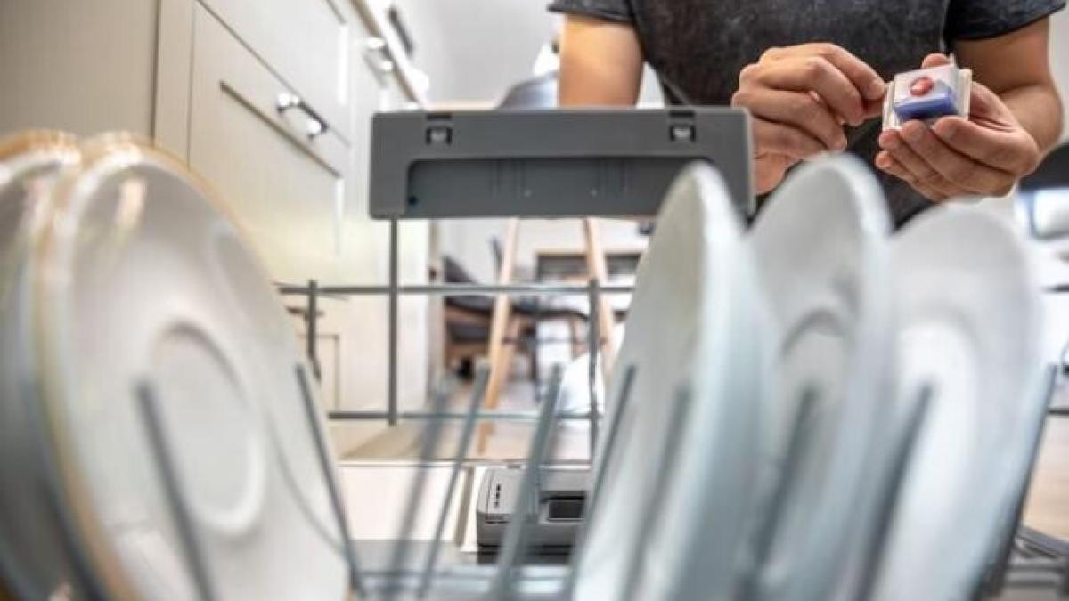 trucul-cu-bolul--o-metoda-ieftina-pentru-a-elimina-toate-mirosurile-din-masina-de-spalat-vase_88780900