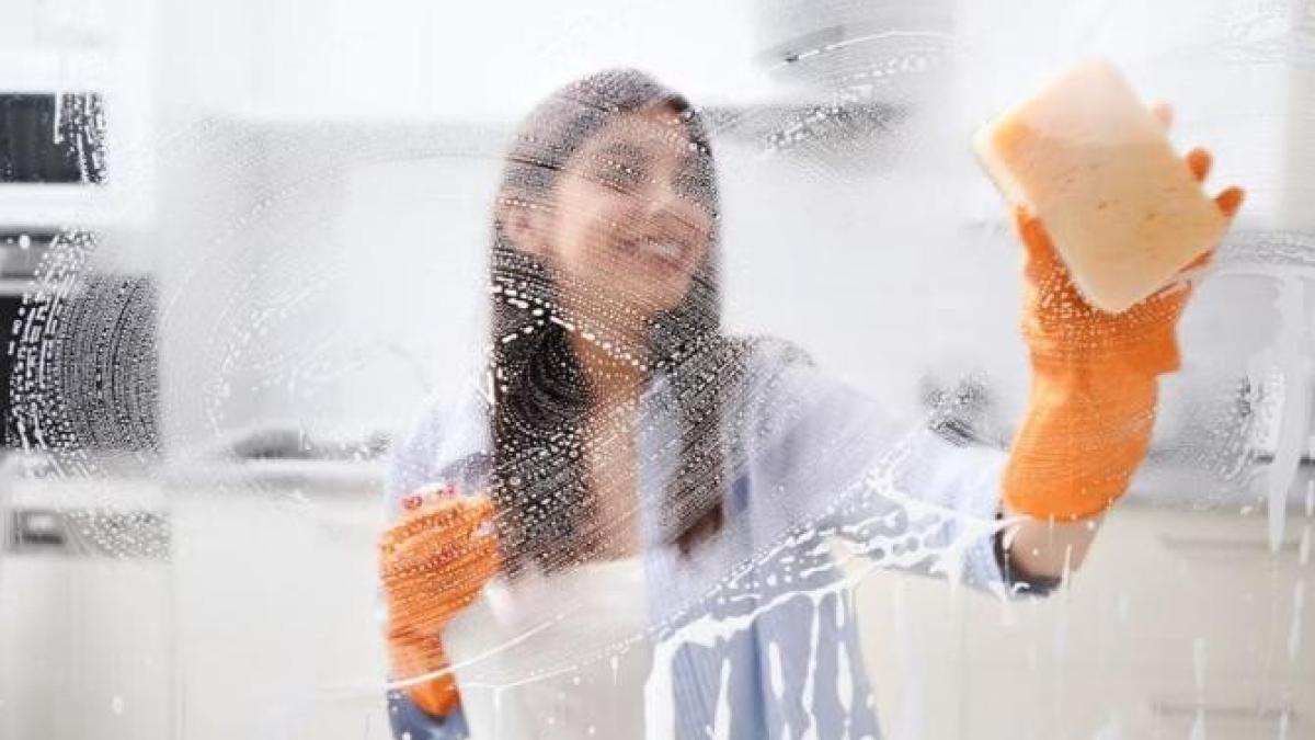 cea-mai-usoara-modalitate-de-a-spala-geamurile-la-sfarsitul-ierni---sticla-va-straluci-si-nu-va-avea-pete_11235700
