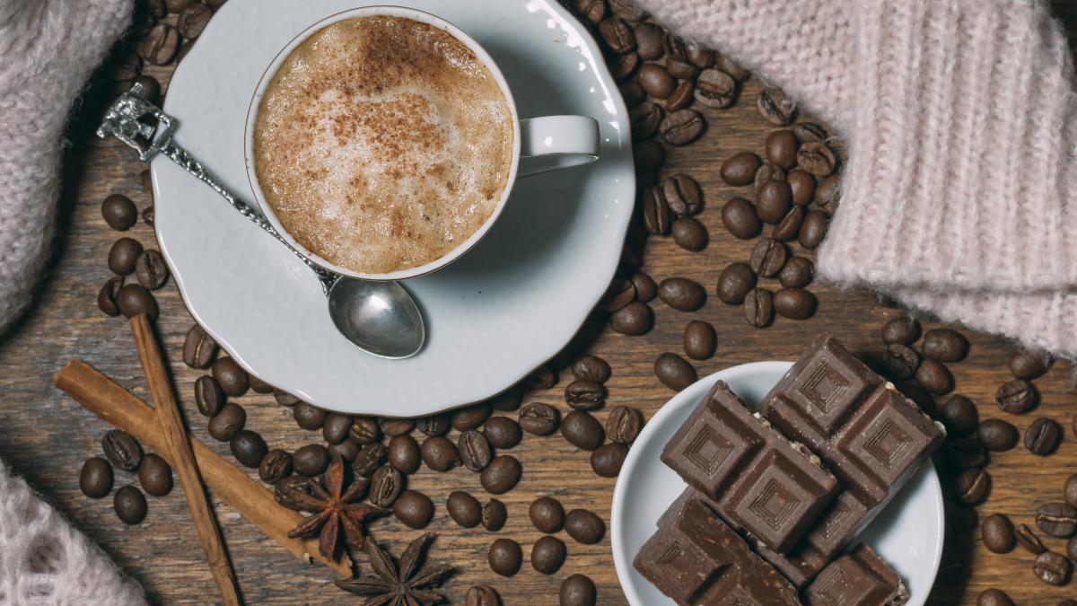 de-ce-sa-bei-cafea-sau-ceai-si-sa-mananci-ciocolata--beneficiile-sunt-fantastice_38969000