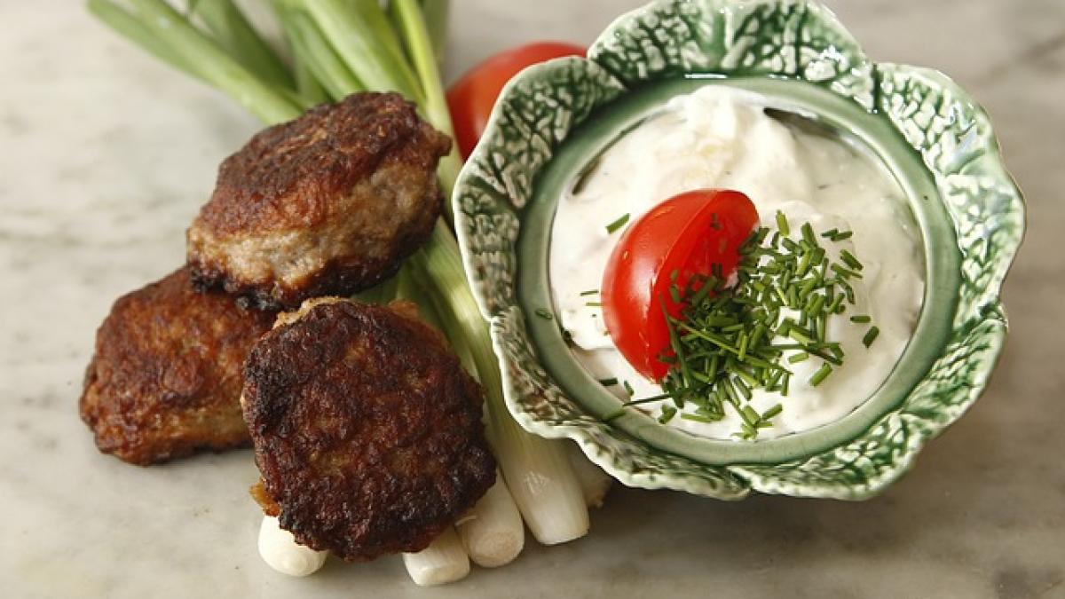 chiftelute-de-miel-cu-sos-cu-menta--reteta-plina-de-savoare-pentru-gusturi-fine_21155900