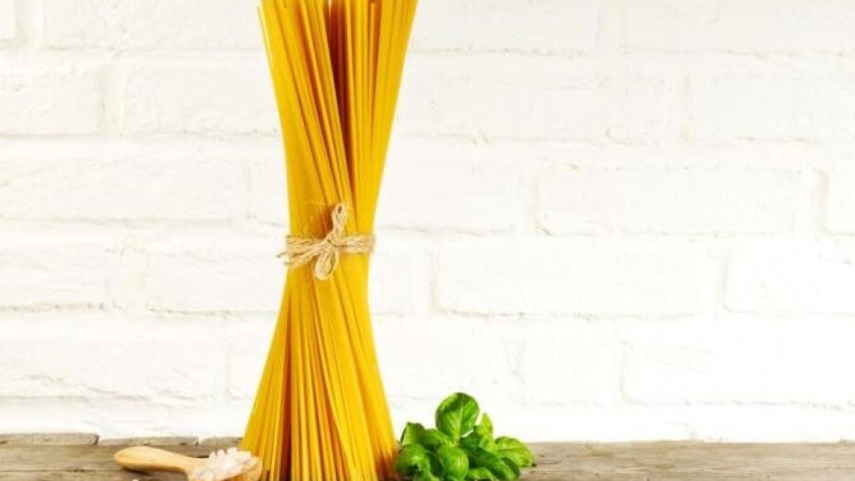 spaghete-cu-usturoi--ulei-si-chilli--cu-un-ingredient-secret--mancarea-va-fi-divina_22018500