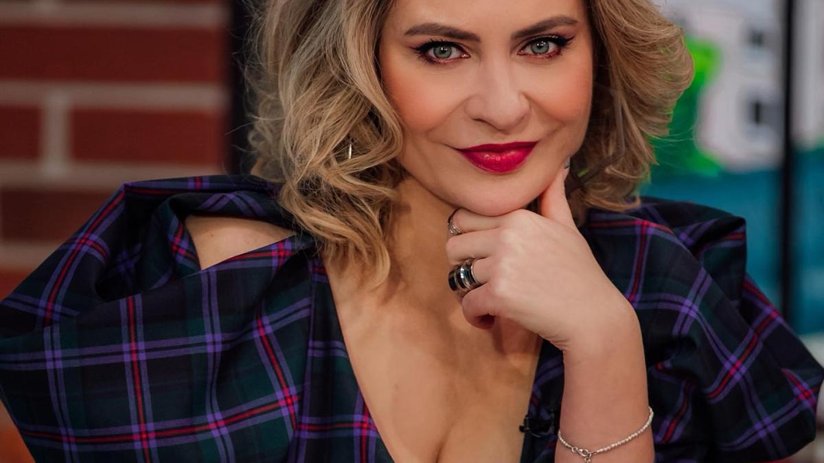 cum-isi-mentine-adina-buzatu-silueta-am-un-meniu-de-la-o-anumita-firma--imi-aduc-in-fiecare-zi-mancarea_39472900