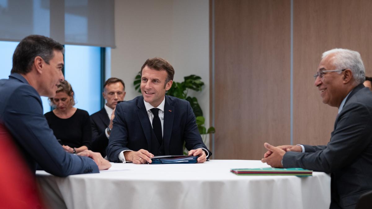 macron-vot_pensii_fb_27040900