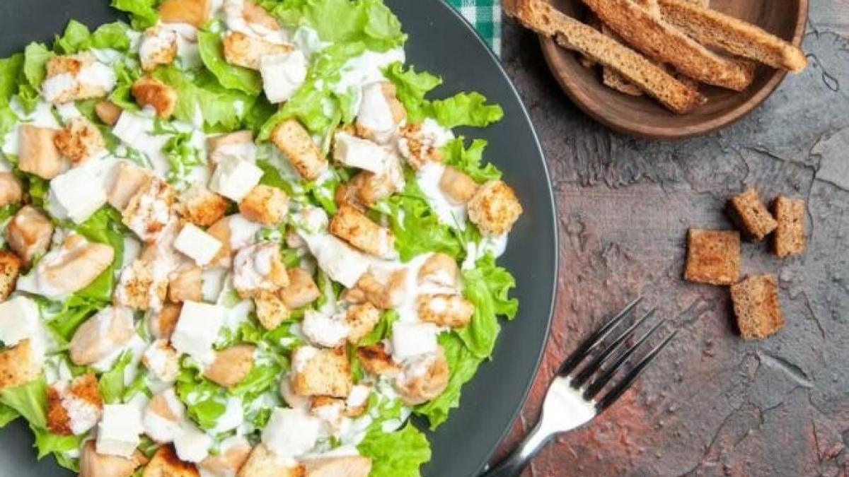 salata-cu-carne-de-pui-si-crutoane--mancarea-care-va-decora-toate-mesele-de-sarbatoare_94871200