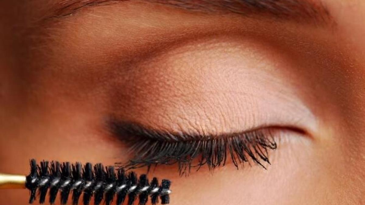 folosesti-un-rimel-rezistent-la-apa--afla-cum-sa-l-indepartezi-fara-sa-ti-distrugi-genele-_54611700