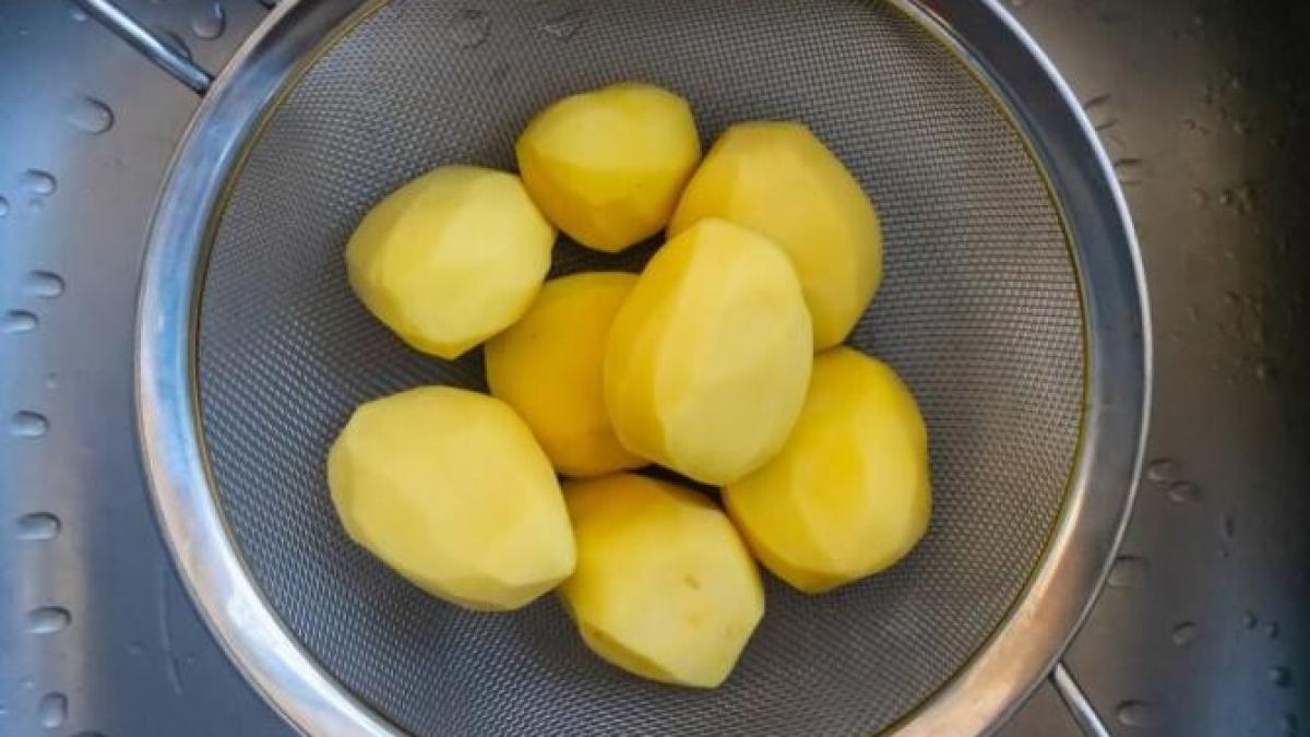 gateste--rapid--cartofii-in-cuptorul-cu-microunde--o-cina-satioasa--gata-in-cateva-minute_01506600