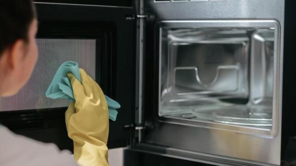 curata--usor--chiar-si-cel-mai-murdar-cuptor--tot-ce-ai-nevoie-sunt-3-ingrediente_24944600