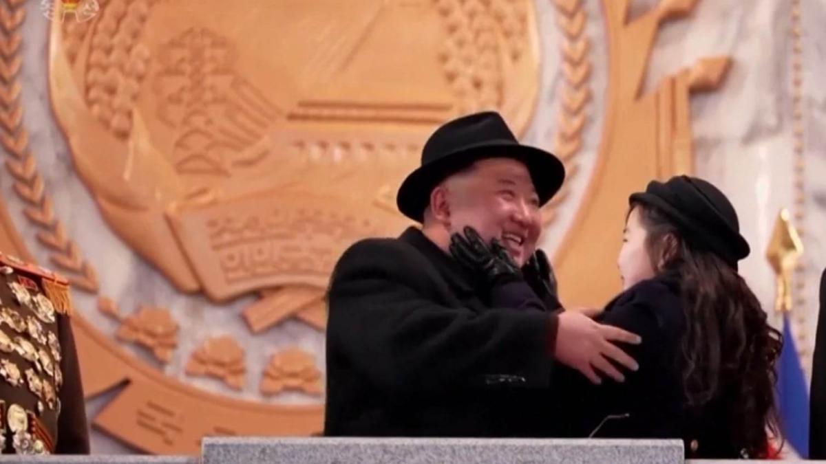 kim-jong-un-apare-tot-mai-des-in-public-alaturi-de-fiica-lui--desi-ani-de-zile-nu-s-a-stiut-despre-existenta-sa--mesajul-ascuns-al-liderului-nord-coreean_99971000