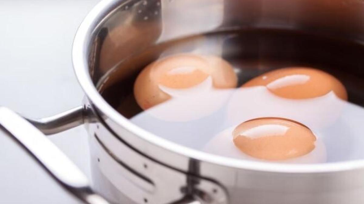 trucul-care-va-surprinde-pe-toata-lumea--de-ce-gospodinele-cu-experienta-pun-o-lamaie-in-apa-cand-fierb-ouale_38490500