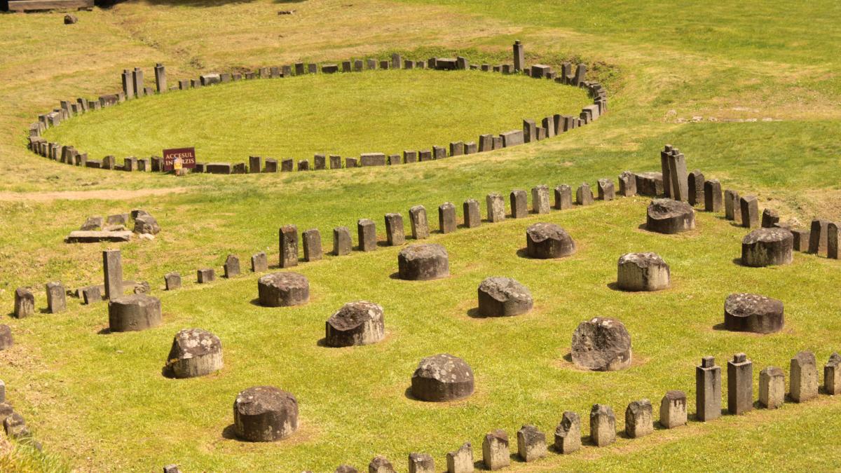 si-a-decorat-curtea-cu-statui-de-daci_44059900