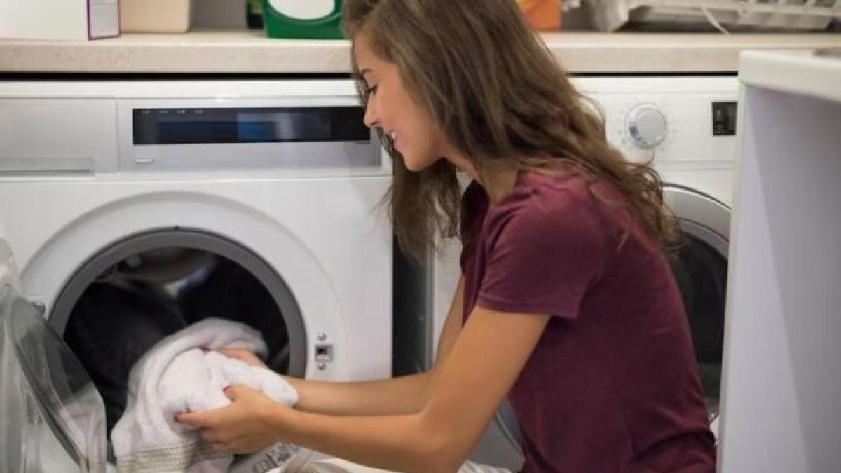 indeparteaza-calcarul-din-masina-de-spalat-cu-un-ingredient-comun-din-bucatarie_65562600