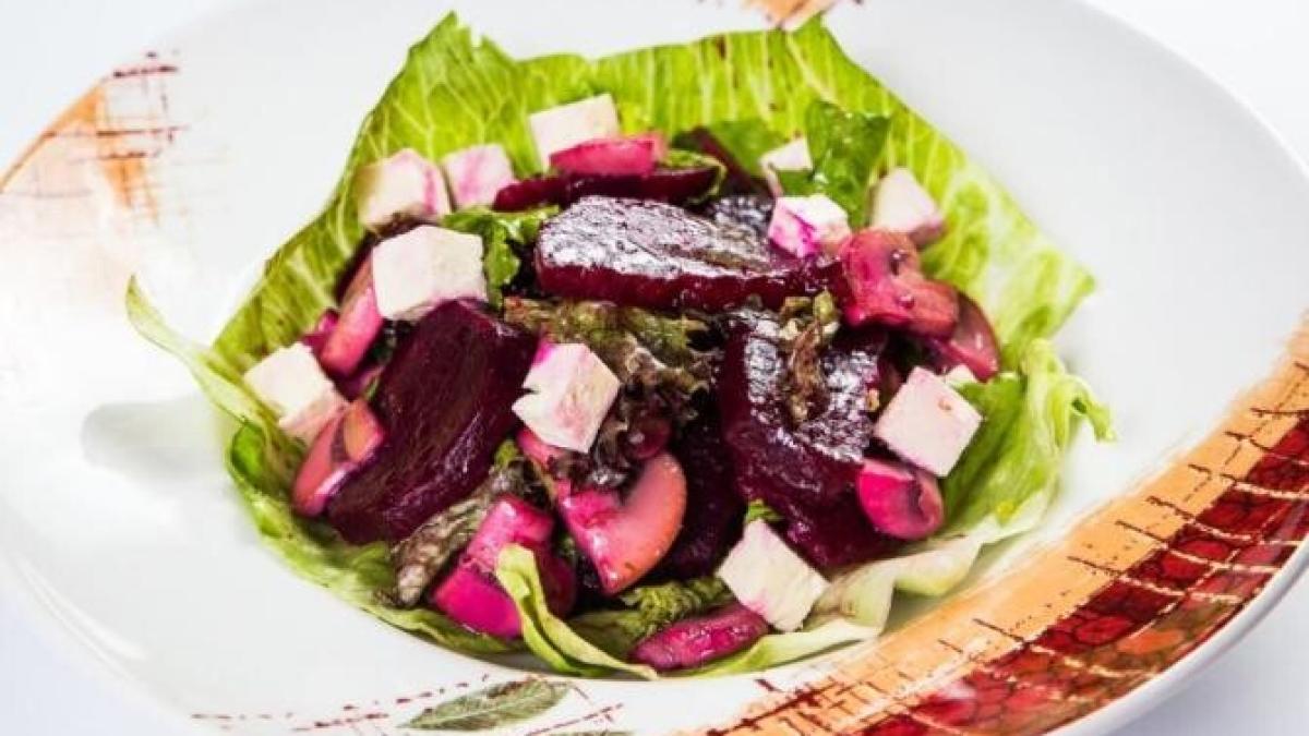 salata-cu-sfecla-rosie--pere-si-branza--un-preparat-culinar--plin-de-arome_68064500