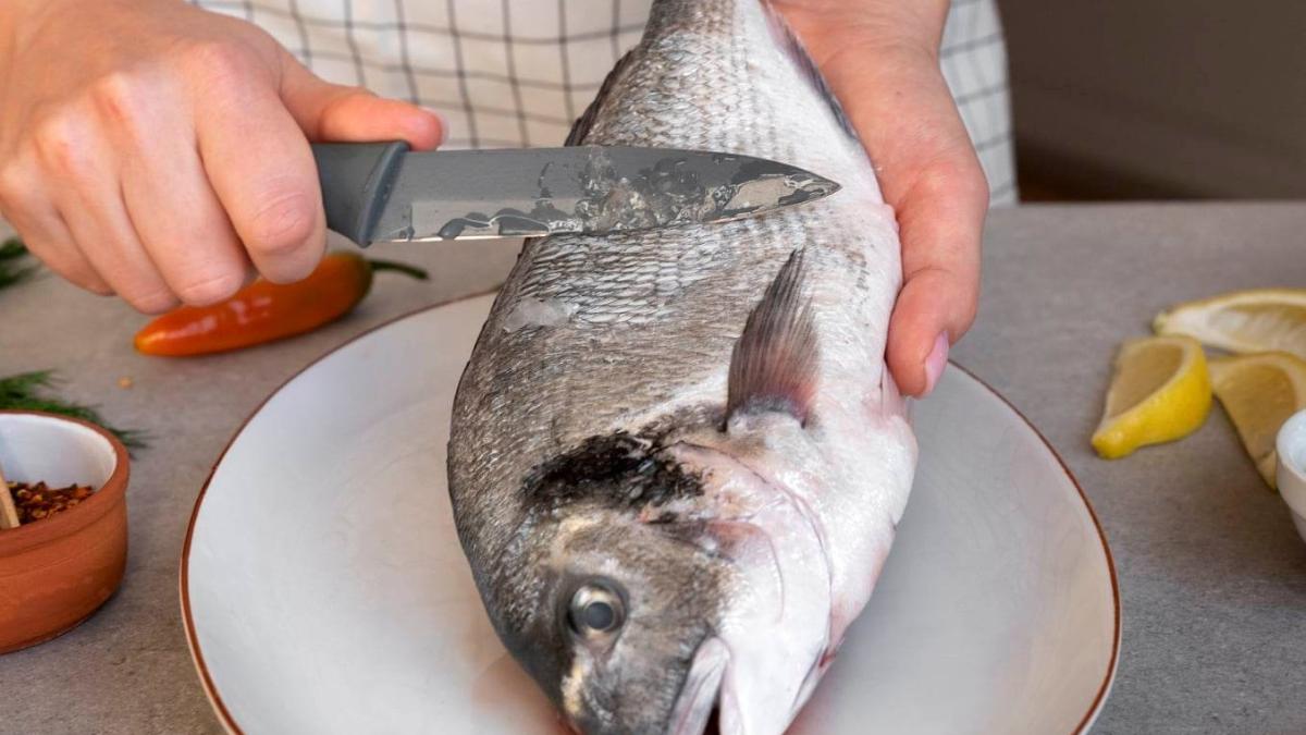 cum-se-curata-pestele--metoda-rapida-si-ingedita--fara-mizerie-in-bucatarie---video_14726800
