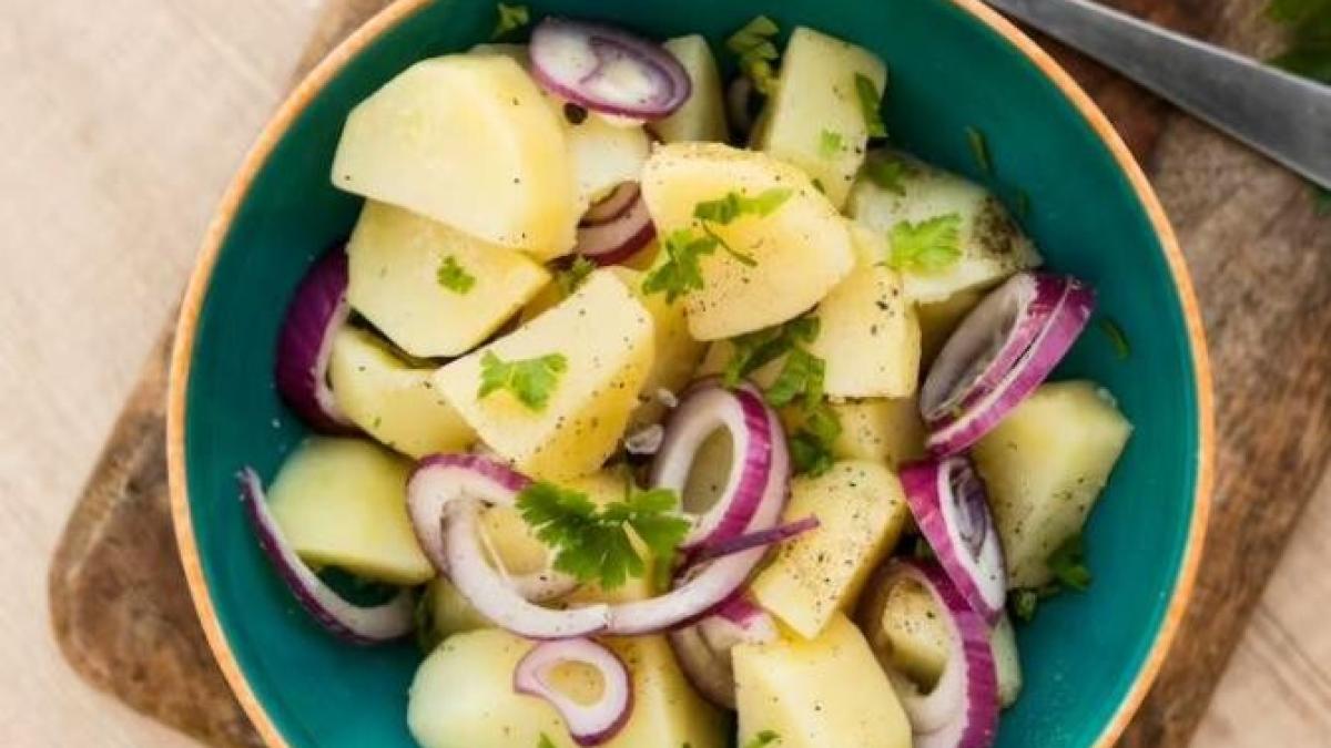 salata-neobisnuita-din-cartofii-si-nuci--o-reteta-plina-de-arome-din-bucataria-georgiana_78517800