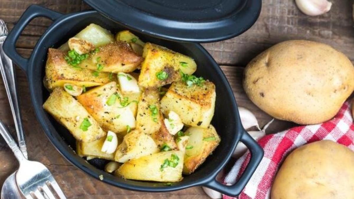 pune-cartofii-intr-o-punga--adauga-condimentele-preferate-si-cina-e-gata--reteta--pas-cu-pas_89085800