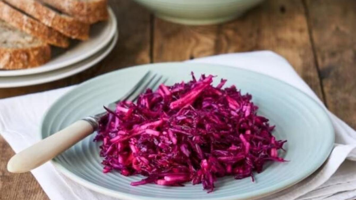 salata-picanta-din-de-varza-rosie-cu-stafide--reteta-este-simpla-si-te-va-cuceri_24616400