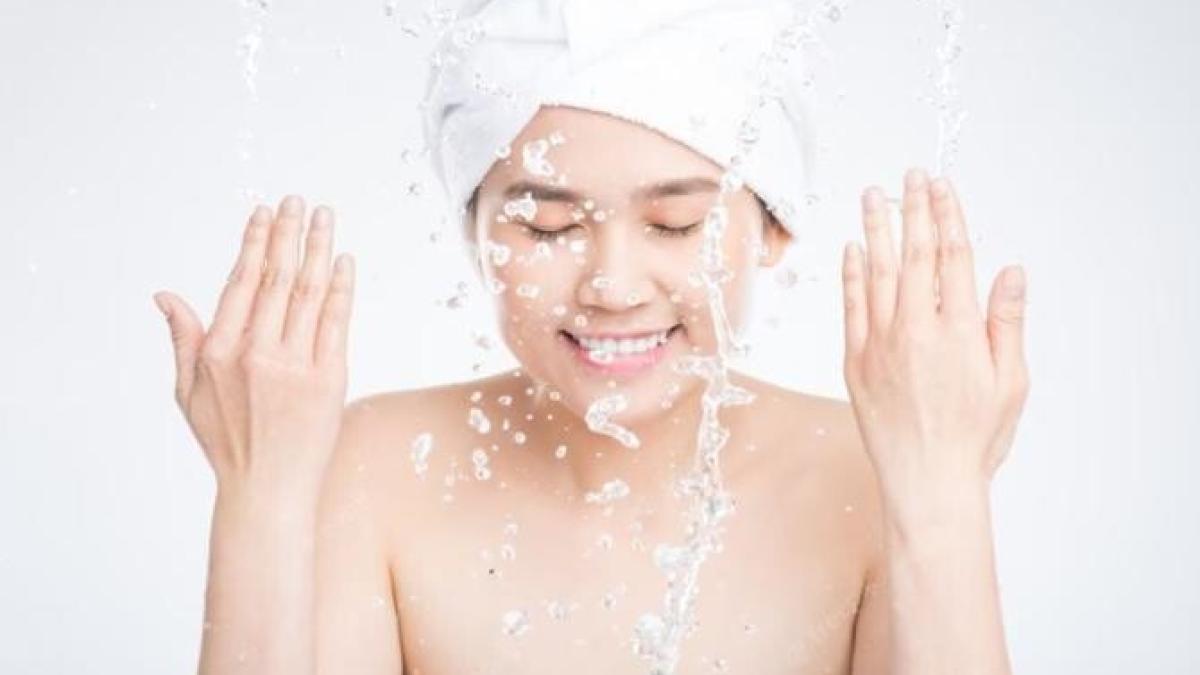 spala-te-pe-fata-cu-apa-carbogazoasa--tenul-tau-va-fi-stralucitor-si-sanatos_18958400