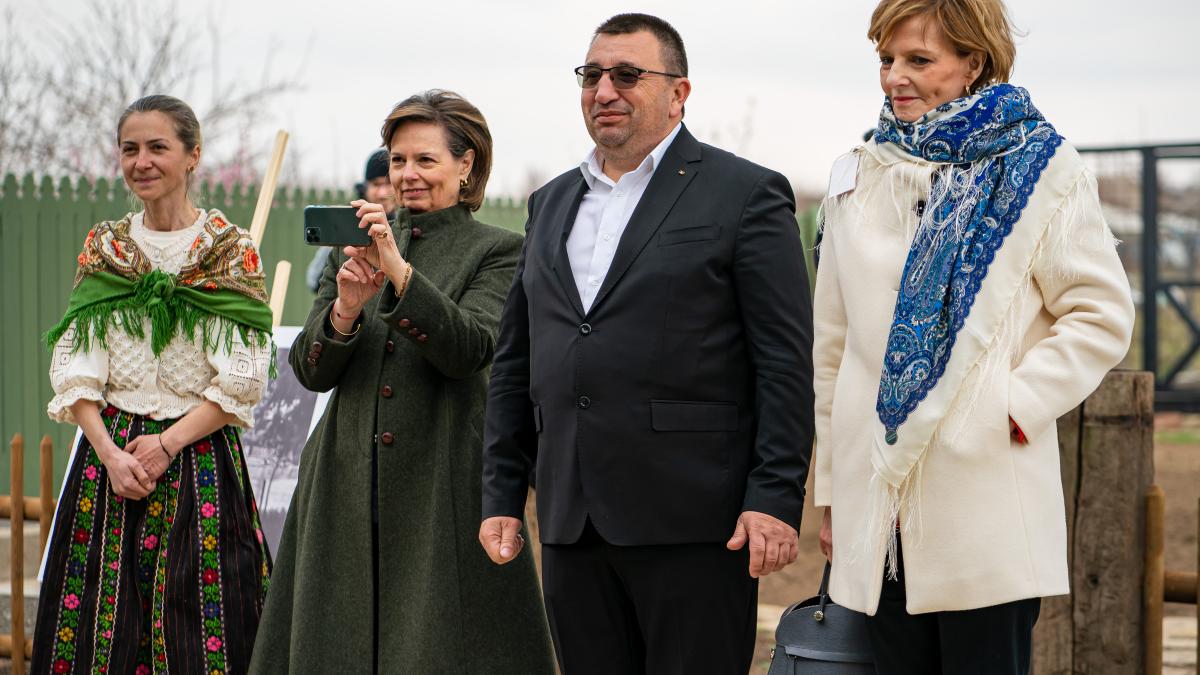 comuna-tulceana-jurilovca-a-avut-oaspeti-de-seama--majestatea-sa-margareta--custodele-coroanei--si-alteta-sa-regala-sofia--fascinate-de-traditiile-locale-1_07900500