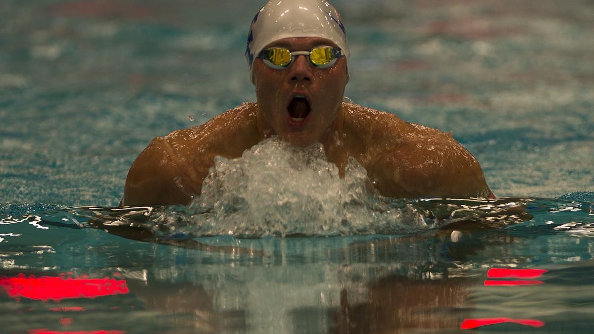 egiptean--record-mondial--a-inotat-11-km-cu-mainile-incatusate_45143500