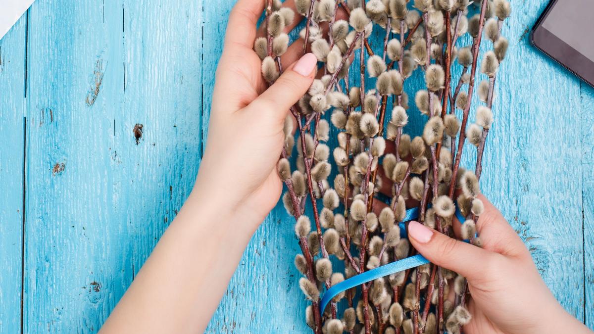 top-view-workplace-easter-time_81818800