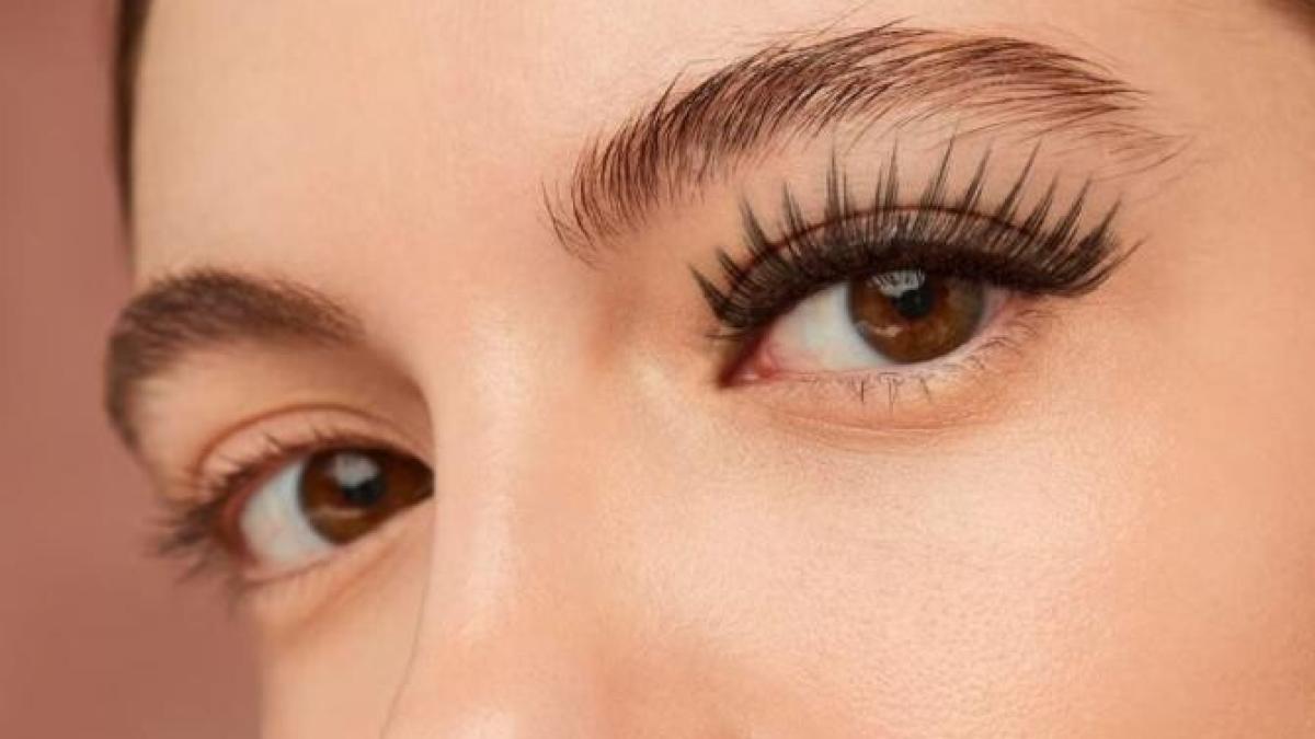 cel-mai-bun-tratament-pentru-cresterea-sprancenelor-si-genelor--il-poti-face-acasa-din-cateva-produse_55786400