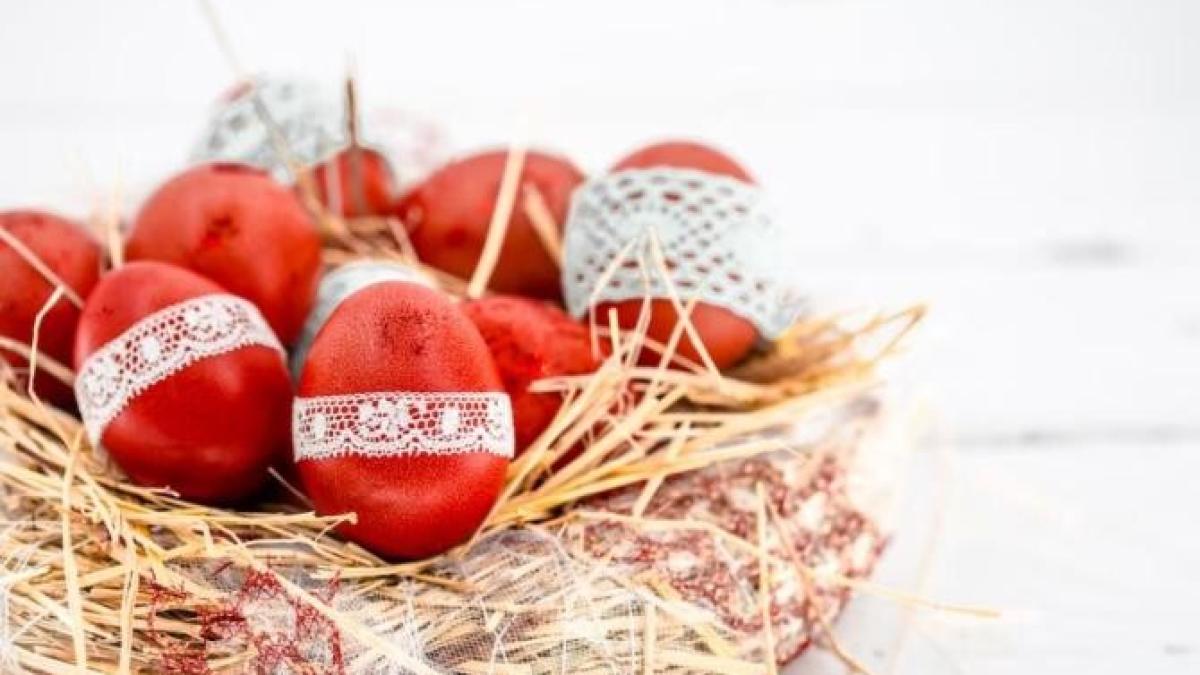 fierbe-ouale-in-vin-rosu--cea-mai-originala-metoda-de-vopsire-a-oualor-de-paste_01358200